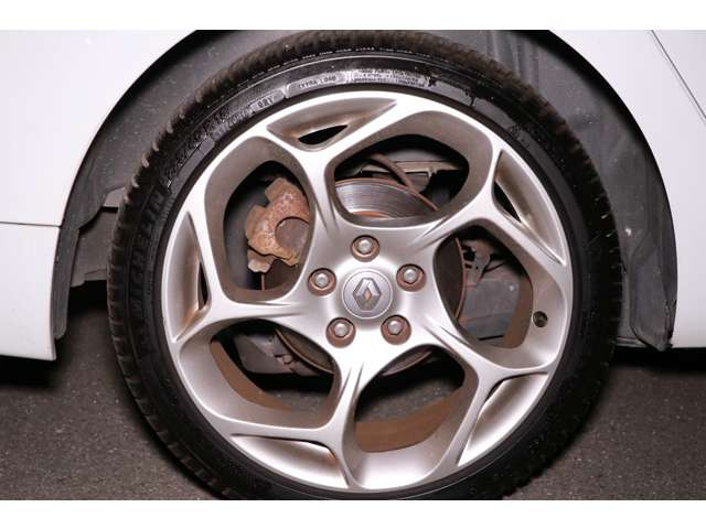 ���m�[ ���K�[�k�G�X�e�[�g GT�̃^�C���ƃz�C�[���̏�Ԃł��B�����܂ŕ�����₷���B�e���Ă��܂��B