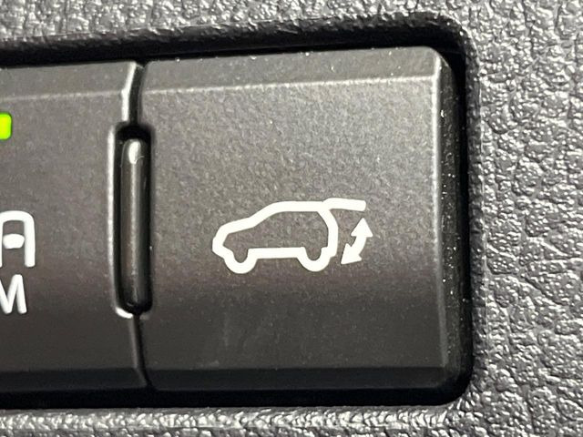 【パワーバックドア】スマートキーや運転席のボタンを押すだけでリアゲートが自動で開閉します!荷物を持っている時や、高い位置にあるバックドアを閉める際に便利な機能です♪