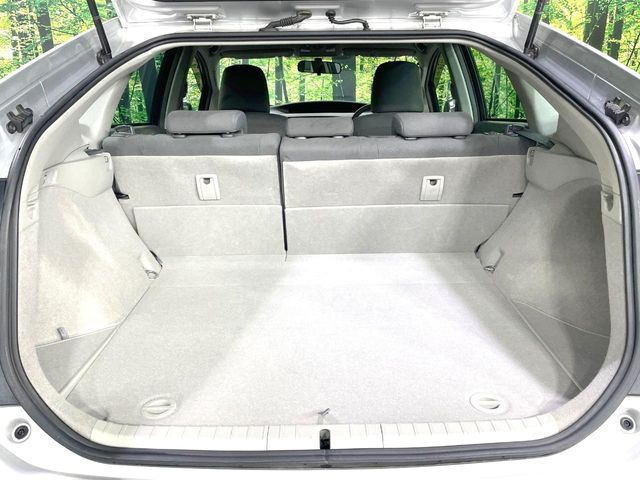 後席を格納すると、これだけの広さが!シーンに合わせたシートアレンジで、大きな荷物も積むことが出来ます♪