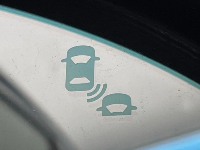 【ブラインドスポットインフォメーション】走行中、ドアミラーの死角になりやすい箇所に後続車が接近するとサイドミラー付近に警告を表示、ドライバーに注意喚起をしてくれます。