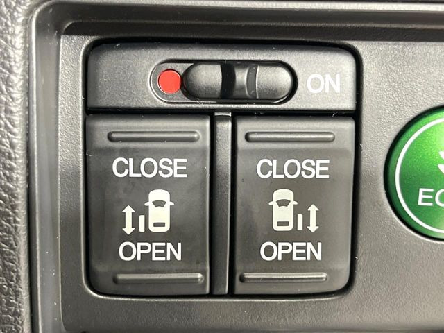 【両側パワースライドドア】スマートキーや運転席のスイッチで後席両側スライドドアの開閉が可能♪電動だから力を入れてドアを開ける必要が無く、小さなお子様でも簡単に開け閉めでき快適です♪