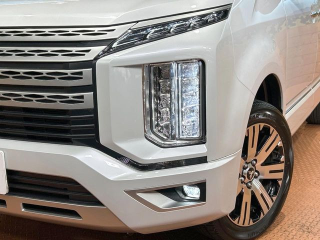 【LEDヘッドライト】悪天候や夜間走行時も良好な視界を確保し安心して運転できる高輝度LEDヘッドライトを装備!点灯速度が早く、消費電力も抑えられています。