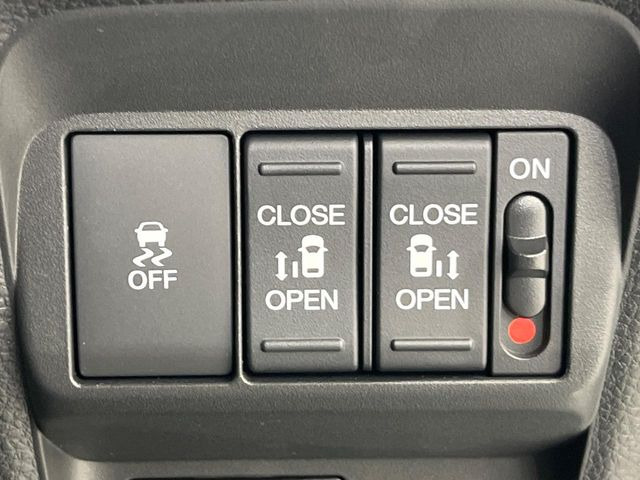 【両側パワースライドドア】スマートキーや運転席のスイッチで後席両側スライドドアの開閉が可能♪電動だから力を入れてドアを開ける必要が無く、小さなお子様でも簡単に開け閉めでき快適です♪