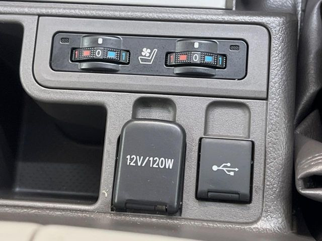 【シートヒーター&ベンチレーション】夏場は涼しい風でお尻や背中の熱やムレを防ぎ、冬はエアコンよりも早く温まってポカポカに!季節を問わず快適に過ごせます。