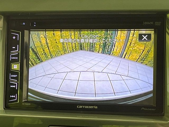 【バックカメラ】駐車時に後方がリアルタイム映像で確認できます。大型商業施設や立体駐車場での駐車時や、夜間のバック時に大活躍!運転スキルに関わらず、今や必須となった装備のひとつです!