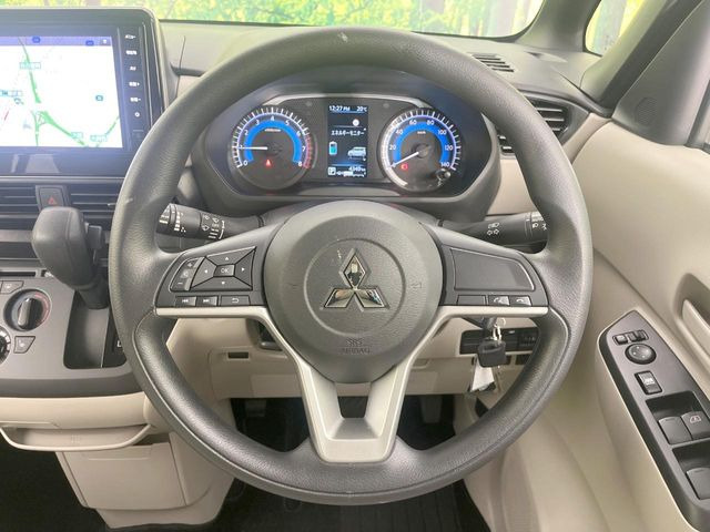 �C���e���A�ɍ��킹���f�U�C���̃X�e�A�����O�́A�^�]�������̂��Ƃ��l���A�^�]���₷���`��A�傫���ł��B�����x�A���ۂɐG���Ă��m���߂��������B