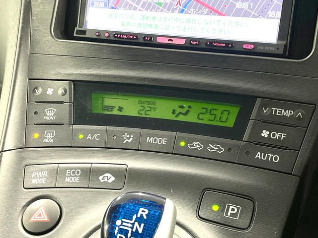 【オートエアコン】一度お好みの温度に設定すれば、車内の温度を検知し風量や温度を自動で調整。暑い&hellip;寒い&hellip;と何度もスイッチ操作をする必要はありません。快適な車内空間には必須の機能ですね♪
