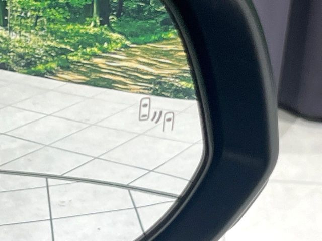【ブラインドスポットモニター】走行中、ドアミラーの死角になりやすい箇所に後続車が接近するとサイドミラーのレンズに警告を表示!ドライバーに注意喚起をしてくれます。