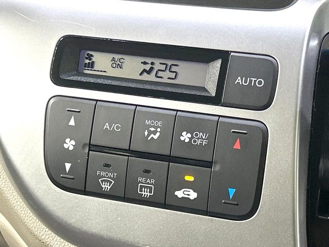 【オートエアコン】一度お好みの温度に設定すれば、車内の温度を検知し風量や温度を自動で調整。暑い&hellip;寒い&hellip;と何度もスイッチ操作をする必要はありません。快適な車内空間には必須の機能ですね♪
