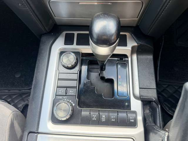 気になるお車がありましたら右の電話番号から直接お店にお問い合わせください。支払方法から車両情報、状態までなんでもご説明させて頂きます。スタッフ一同ご連絡お待ちしております。