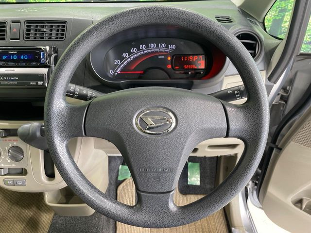 インテリアに合わせたデザインのステアリングは、運転される方のことも考え、運転しやすい形状、大きさです。是非一度、実際に触ってお確かめください。