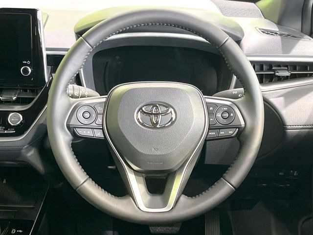�C���e���A�ɍ��킹���f�U�C���̃X�e�A�����O�́A�^�]�������̂��Ƃ��l���A�^�]���₷���`��A�傫���ł��B�����x�A���ۂɐG���Ă��m���߂��������B
