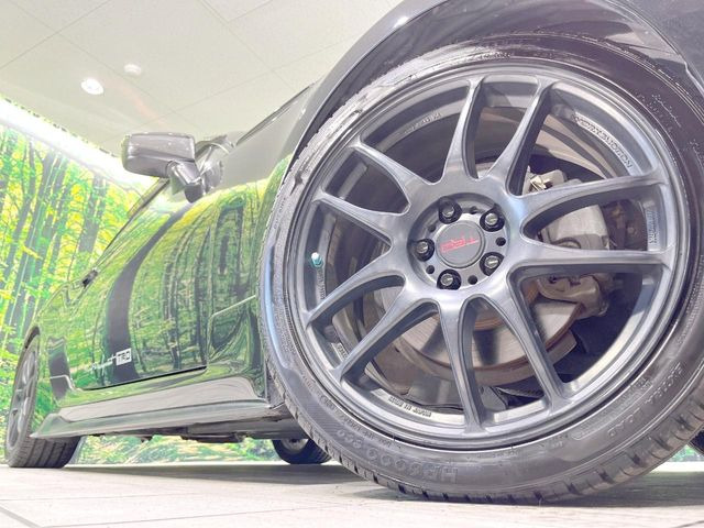 �y18�C���`�A���~�z�C�[���z�O�ςɃ}�b�`�����A���~�z�C�[���𑕒����Ă���܂��B�e��A���~�z�C�[����A�X�^�b�h���X�^�C�����戵�����Ă���܂��B���񂲑��k����������