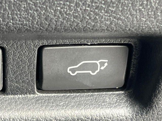 【パワーバックドア】スマートキーや運転席のボタンを押すだけでリアゲートが自動で開閉します!荷物を持っている時や、高い位置にあるバックドアを閉める際に便利な機能です♪