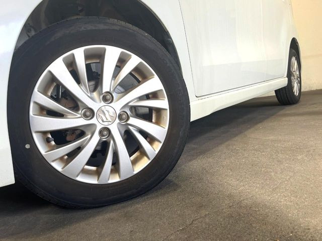 �y�����A���~�z�C�[���z�O�ςɃ}�b�`���������A���~�z�C�[���𑕒����Ă���܂��B�e��ЊO�A���~�z�C�[����A�X�^�b�h���X�^�C�����戵�����Ă���܂��B���񂲑��k����������