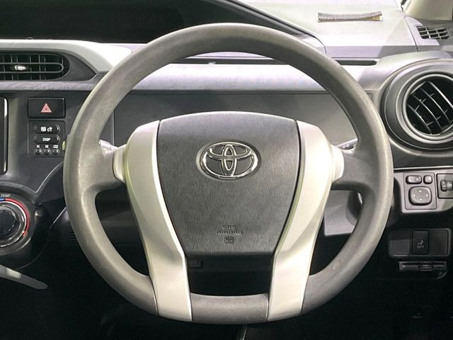 �C���e���A�ɍ��킹���f�U�C���̃X�e�A�����O�́A�^�]�������̂��Ƃ��l���A�^�]���₷���`��A�傫���ł��B�����x�A���ۂɐG���Ă��m���߂��������B
