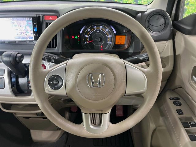 インテリアに合わせたデザインのステアリングは、運転される方のことも考え、運転しやすい形状、大きさです。是非一度、実際に触ってお確かめください。