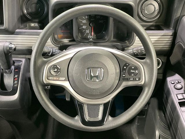 �C���e���A�ɍ��킹���f�U�C���̃X�e�A�����O�́A�^�]�������̂��Ƃ��l���A�^�]���₷���`��A�傫���ł��B�����x�A���ۂɐG���Ă��m���߂��������B