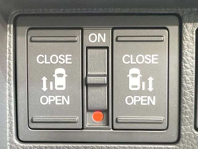 【両側パワースライドドア】スマートキーや運転席のスイッチで後席両側スライドドアの開閉が可能♪電動だから力を入れてドアを開ける必要が無く、小さなお子様でも簡単に開け閉めでき快適です♪