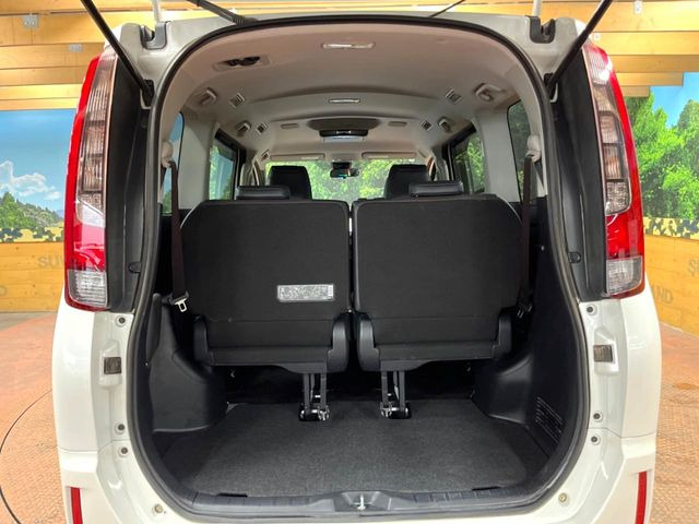 普段のお買い物や通勤、送迎等に十分な荷室スペースを確保しております。セカンドシートを倒すと、大きな荷物の積載も可能です♪