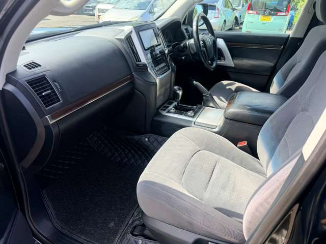 気になるお車がありましたら右の電話番号から直接お店にお問い合わせください。支払方法から車両情報、状態までなんでもご説明させて頂きます。スタッフ一同ご連絡お待ちしております。