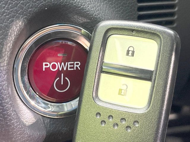 �yHonda�X�}�[�g�L�[�z�J�o����|�P�b�g�ɓ��ꂽ�܂܂ł��h�A�̎{���E�������\�ȃX�}�[�g�L�[�𑕔��B�G���W���̃I���E�I�t�����J�M�����o���K�v����������Ƃ��Ă��֗��ł���