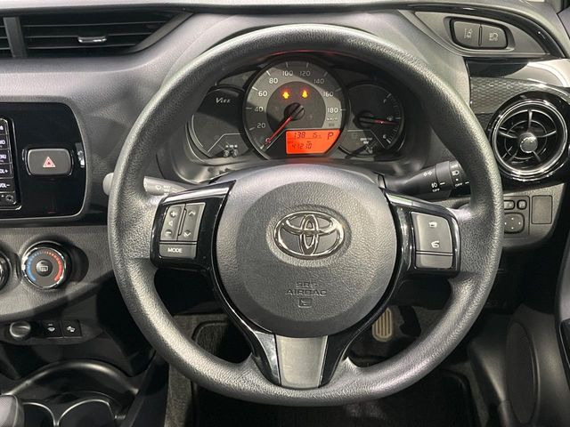 �C���e���A�ɍ��킹���f�U�C���̃X�e�A�����O�́A�^�]�������̂��Ƃ��l���A�^�]���₷���`��A�傫���ł��B�����x�A���ۂɐG���Ă��m���߂��������B