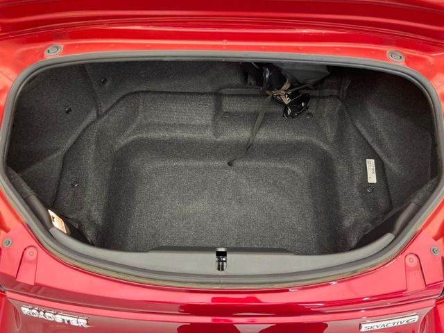 積み下ろしのしやすいデッキにはたっぷりと荷物を積み込んでいただけます。遊びから仕事まで、様々なシーンで頼れます♪