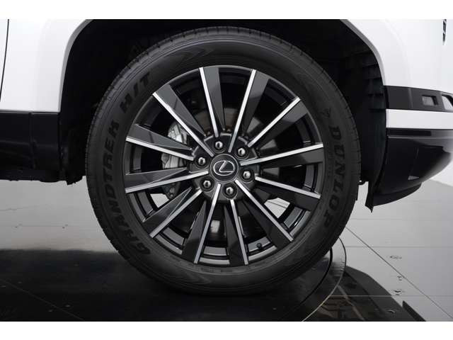 22�C���`�A���~�z�C�[������������Ă���܂��BSUV�炵�����������ȑ����ƂȂ��Ă���܂��B