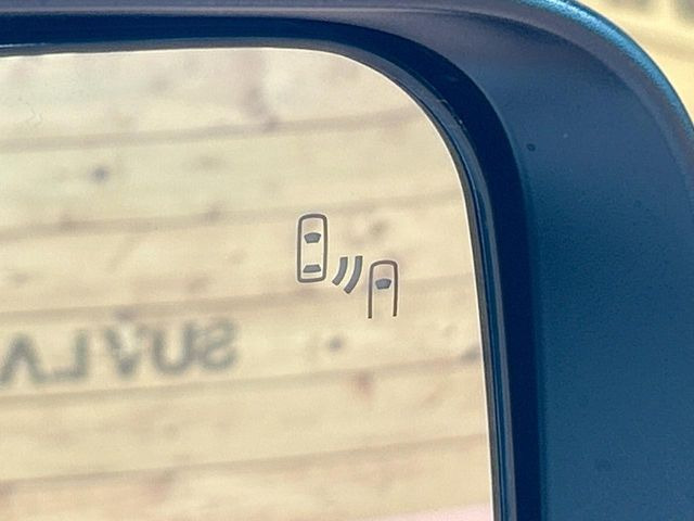 【ブラインドスポットワーニング】走行中、ドアミラーの死角になりやすい箇所に後続車が接近するとサイドミラー付近に警告を表示、ドライバーに注意喚起をしてくれます。