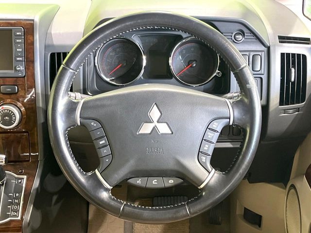 �C���e���A�ɍ��킹���f�U�C���̃X�e�A�����O�́A�^�]�������̂��Ƃ��l���A�^�]���₷���`��A�傫���ł��B�����x�A���ۂɐG���Ă��m���߂��������B