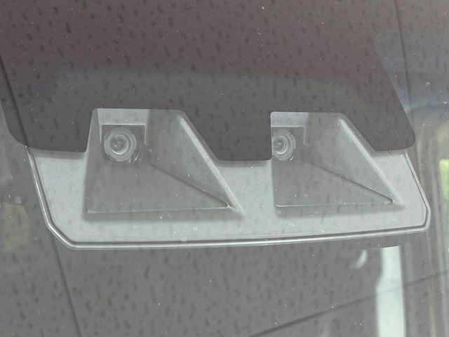 【スマートアシスト】走行中に前方の車両等を認識し、衝突しそうな時は警報とブレーキで衝突回避と被害軽減をアシスト。より安全にドライブをお楽しみいただけます。