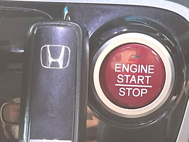 �yHonda�X�}�[�g�L�[�z�J�o����|�P�b�g�ɓ��ꂽ�܂܂ł��h�A�̎{���E�������\�ȃX�}�[�g�L�[�𑕔��B�G���W���̃I���E�I�t�����J�M�����o���K�v����������Ƃ��Ă��֗��ł���