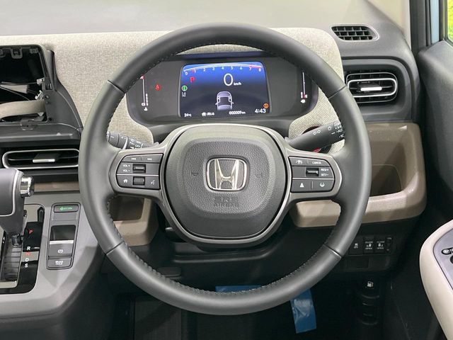 インテリアに合わせたデザインのステアリングは、運転される方のことも考え、運転しやすい形状、大きさです。是非一度、実際に触ってお確かめください。