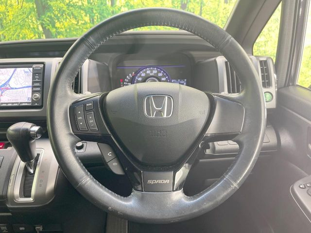 �C���e���A�ɍ��킹���f�U�C���̃X�e�A�����O�́A�^�]�������̂��Ƃ��l���A�^�]���₷���`��A�傫���ł��B�����x�A���ۂɐG���Ă��m���߂��������B