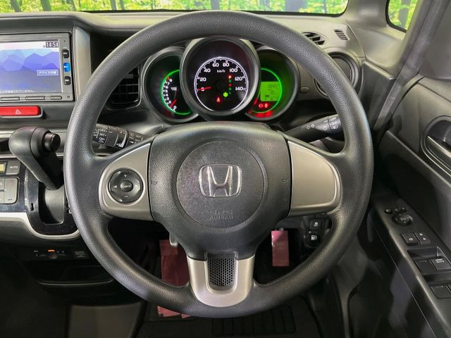 �C���e���A�ɍ��킹���f�U�C���̃X�e�A�����O�́A�^�]�������̂��Ƃ��l���A�^�]���₷���`��A�傫���ł��B�����x�A���ۂɐG���Ă��m���߂��������B