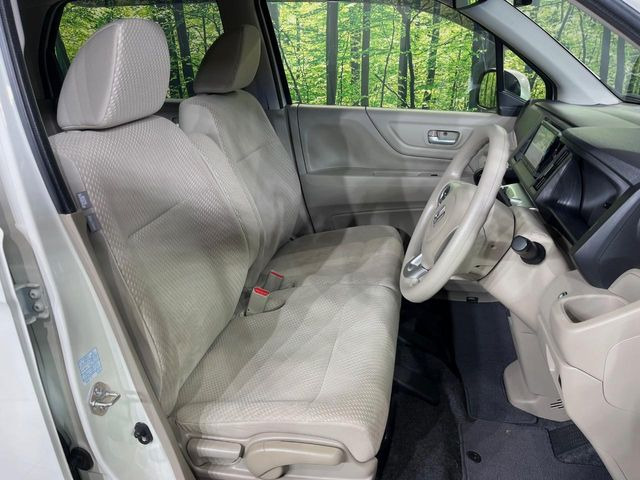 運転席シート廻りは使用感も少なく、良好な状態となっています。丁寧に使われていたことがよくわかりますね。
