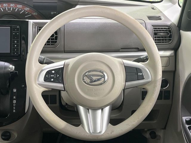 �C���e���A�ɍ��킹���f�U�C���̃X�e�A�����O�́A�^�]�������̂��Ƃ��l���A�^�]���₷���`��A�傫���ł��B�����x�A���ۂɐG���Ă��m���߂��������B