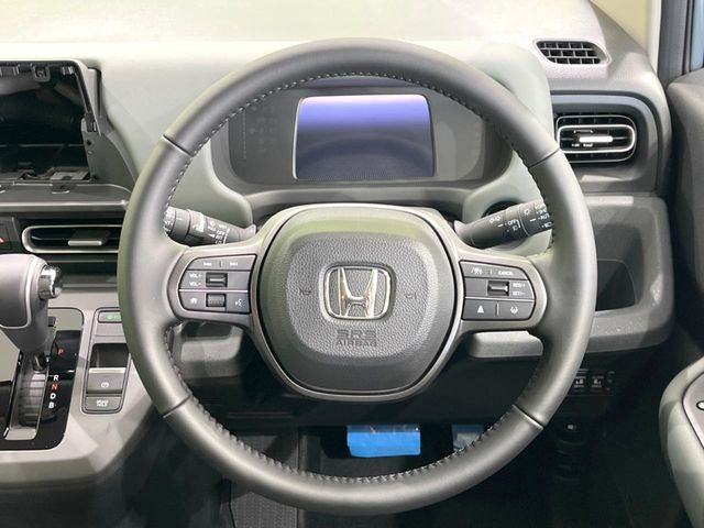 インテリアに合わせたデザインのステアリングは、運転される方のことも考え、運転しやすい形状、大きさです。是非一度、実際に触ってお確かめください。