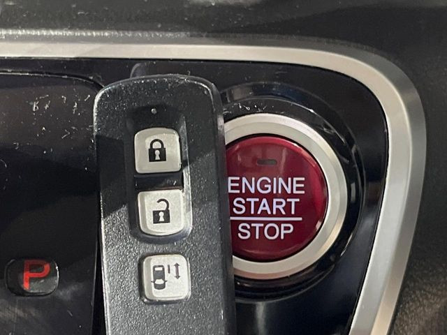�yHonda�X�}�[�g�L�[�z�J�o����|�P�b�g�ɓ��ꂽ�܂܂ł��h�A�̎{���E�������\�ȃX�}�[�g�L�[�𑕔��B�G���W���̃I���E�I�t�����J�M�����o���K�v����������Ƃ��Ă��֗��ł���