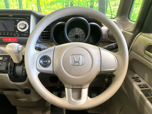 �C���e���A�ɍ��킹���f�U�C���̃X�e�A�����O�́A�^�]�������̂��Ƃ��l���A�^�]���₷���`��A�傫���ł��B�����x�A���ۂɐG���Ă��m���߂��������B