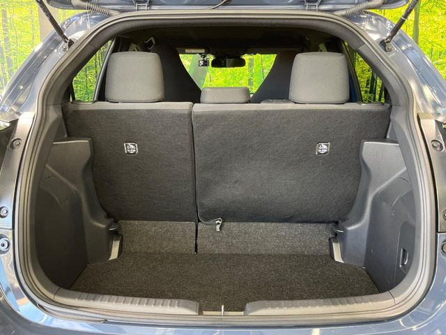 普段のお買い物や通勤、送迎等に十分な荷室スペースを確保しております。セカンドシートを倒すと、大きな荷物の積載も可能です♪