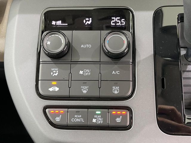 【オートエアコン】一度お好みの温度に設定すれば、車内の温度を検知し風量や温度を自動で調整。暑い&hellip;寒い&hellip;と何度もスイッチ操作をする必要はありません。快適な車内空間には必須の機能ですね♪
