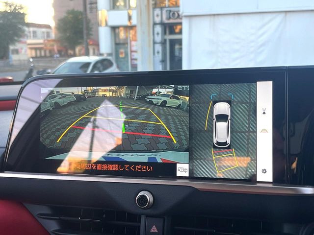【パノラミックビューモニター】専用のカメラにより、上から見下ろしたような視点で360度クルマの周囲を確認することができます☆死角部分も確認しやすく、狭い場所での切り返しや駐車もスムーズに行えます。