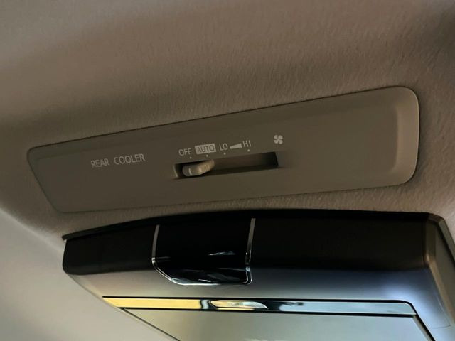 【リアオートエアコン】広い後部座席には必須の機能!風量や温度を自動で調整し前席と同様な車内環境にしてくれるリアオートエアコンを装備。夏の暑さも冬の寒さもストレスなく快適にお過ごしいただけます♪