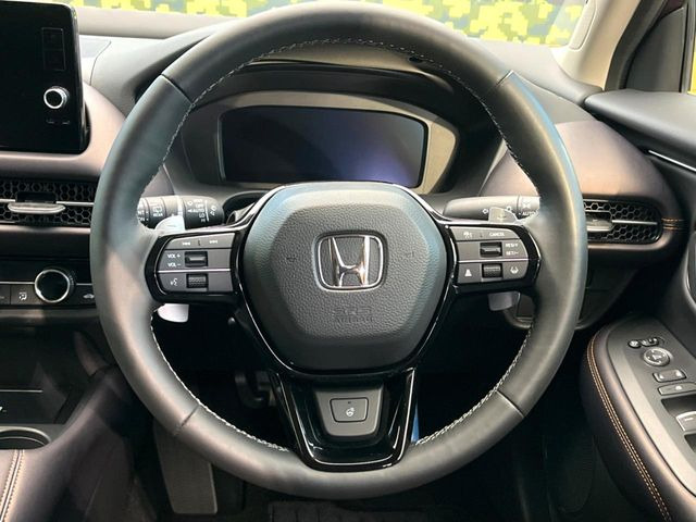 �C���e���A�ɍ��킹���f�U�C���̃X�e�A�����O�́A�^�]�������̂��Ƃ��l���A�^�]���₷���`��A�傫���ł��B�����x�A���ۂɐG���Ă��m���߂��������B