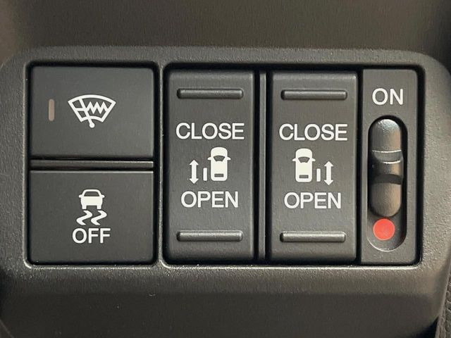 【両側パワースライドドア】スマートキーや運転席のスイッチで後席両側スライドドアの開閉が可能♪電動だから力を入れてドアを開ける必要が無く、小さなお子様でも簡単に開け閉めでき快適です♪
