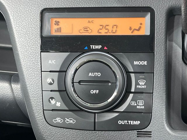 【オートエアコン】一度お好みの温度に設定すれば、車内の温度を検知し風量や温度を自動で調整。暑い&hellip;寒い&hellip;と何度もスイッチ操作をする必要はありません。快適な車内空間には必須の機能ですね♪