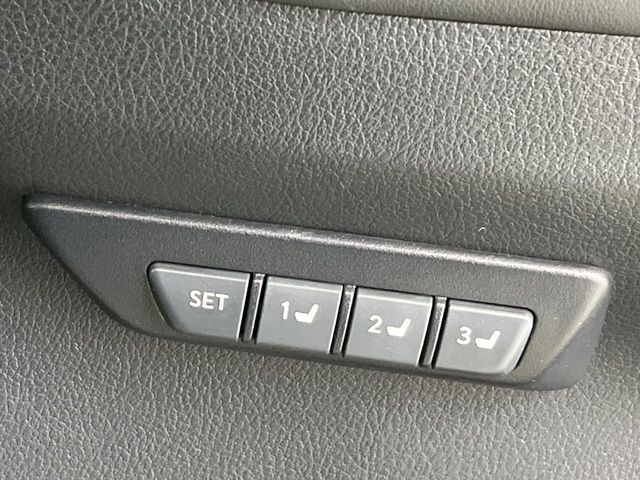 【メモリー機能付きパワーシート】ドライバーごとに設定したシート位置を記憶して、ボタン一つで切り替えできる便利な機能!運転する方が複数名いらっしゃるご家庭におすすめです♪