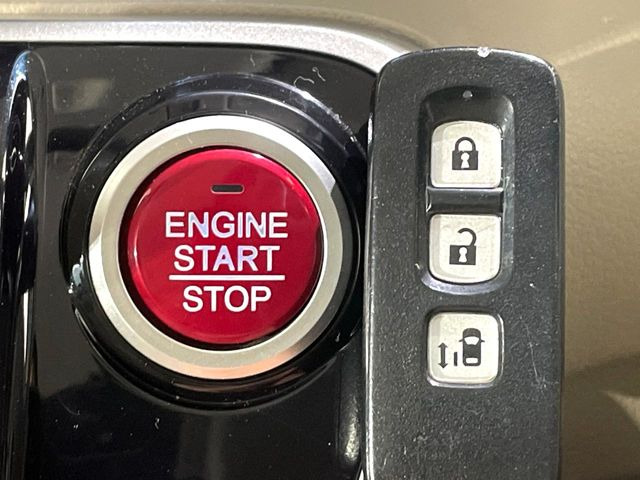 �yHonda�X�}�[�g�L�[�z�J�o����|�P�b�g�ɓ��ꂽ�܂܂ł��h�A�̎{���E�������\�ȃX�}�[�g�L�[�𑕔��B�G���W���̃I���E�I�t�����J�M�����o���K�v����������Ƃ��Ă��֗��ł���